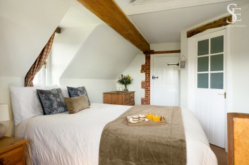 image of Badgers Rest, 2 Hallam, Southend, Ogbourne St. George